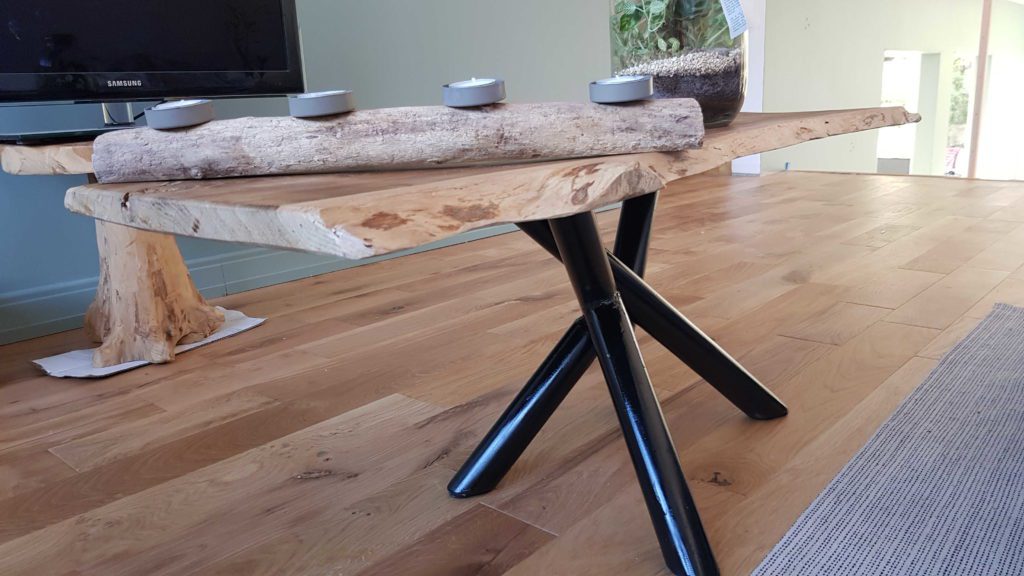 Où acheter des meubles d’occasion - petite table en bois artisanale