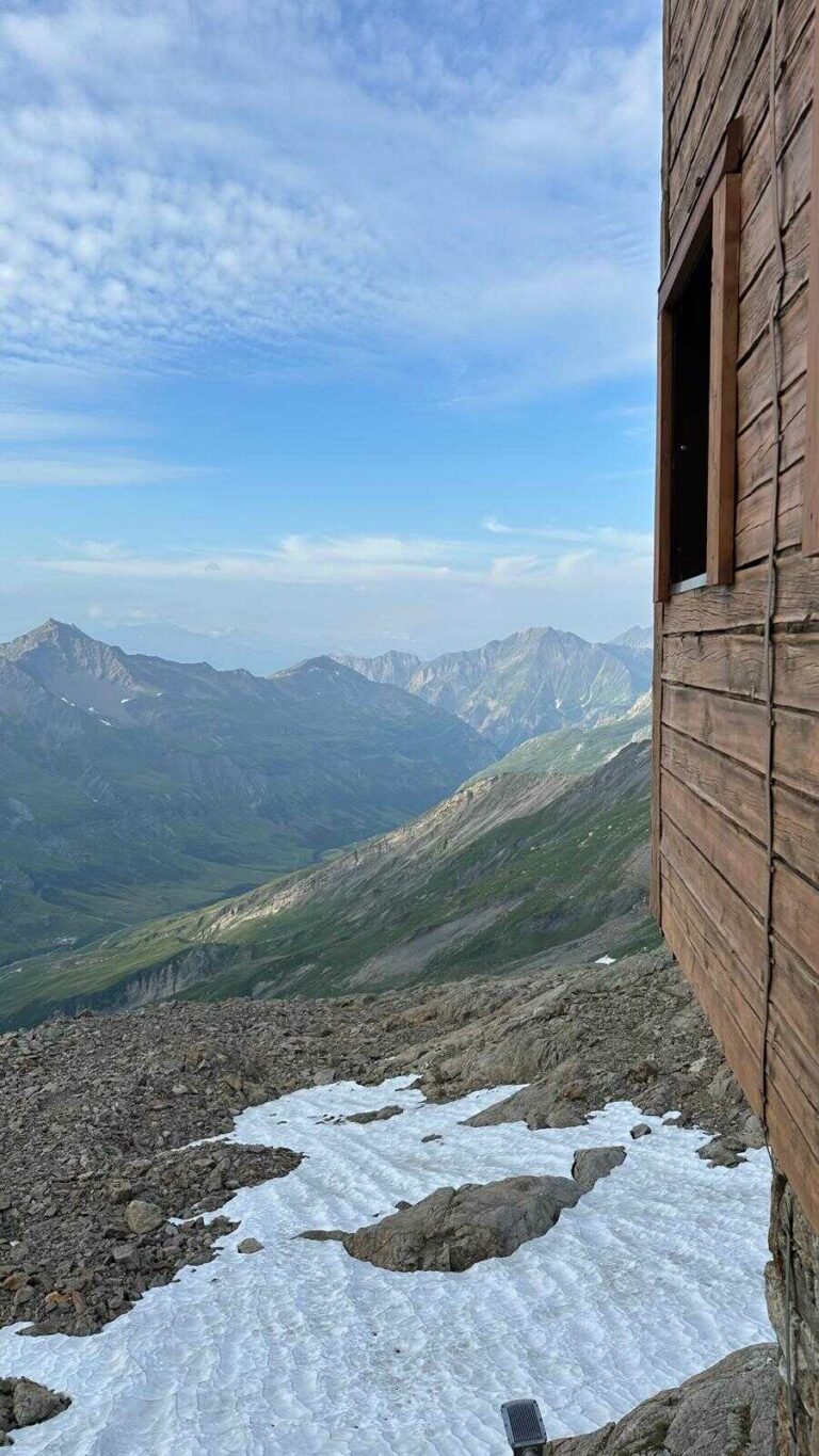 tour du mont blanc refuges - refuge Robert Blanc