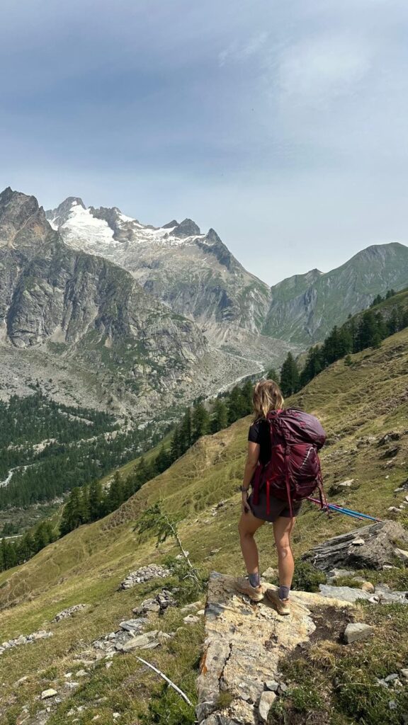 Randonneuse face à un glacier sur le Tour du Mont Blanc