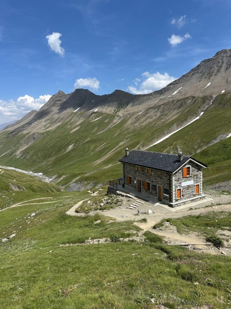 Refuge de montagne au milieu des alpages sur le Tour du Mont Blanc
