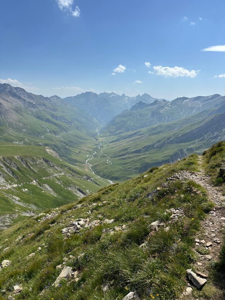 Grande vallée vue depuis un sentier de crête sur le Tour du Mont Blanc