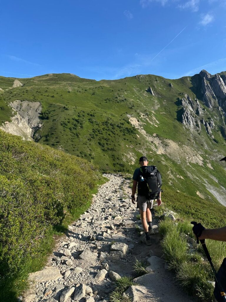 Randonneur sur un sentier de crête pendant le Tour du Mont Blanc en 7 jours